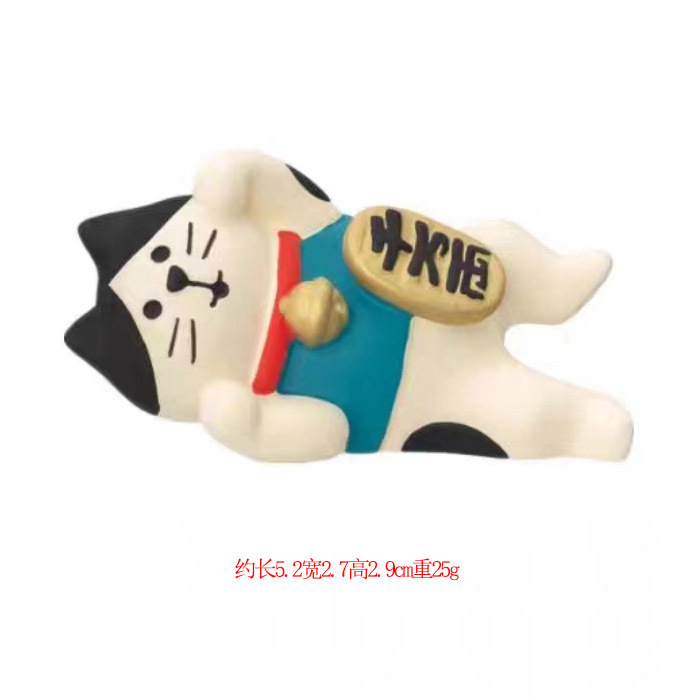 행운의 고양이를 위해 평평하게 누워