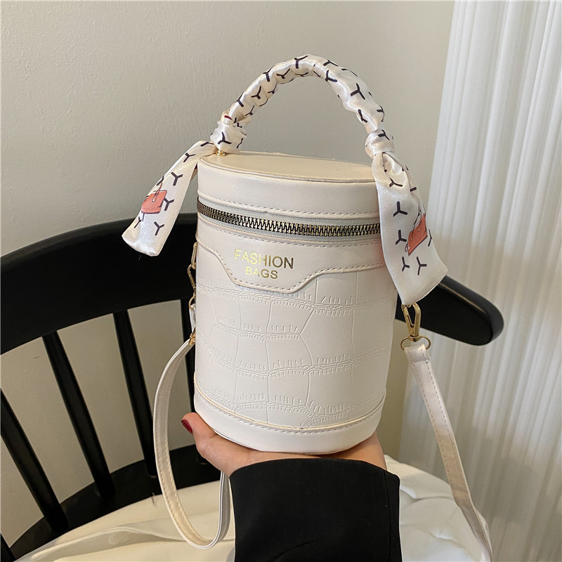 Bolso cilíndrico pequeño femenino 2022 nuevo patrón de cocodrilo moda simple bolso de mano personalizado coreano bufanda de seda bolso de mensajero