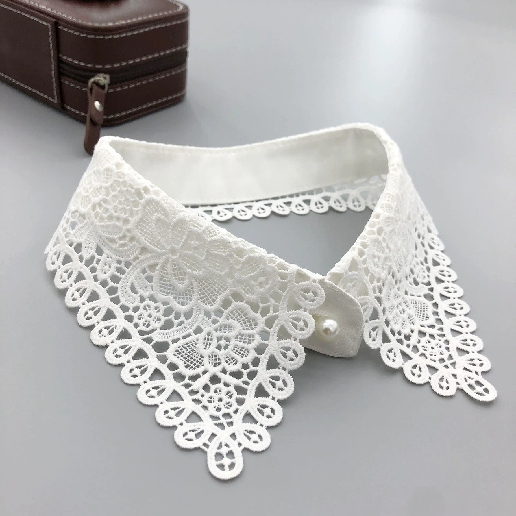 24 года новой водорастворимой вышивки с жемчужной пуговицей спереди, искусственный воротник, прямые продажи с фабрики, большое количество на складе, гарантия качества