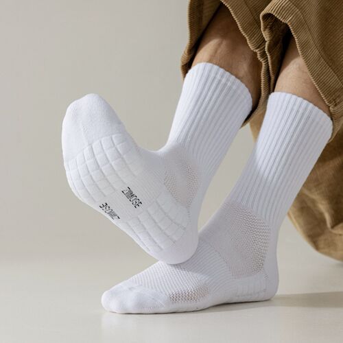 Solid color towel bottom socks men's short socks ins trendy black and white mid-calf socks Japanese simple sports stockings wholesale