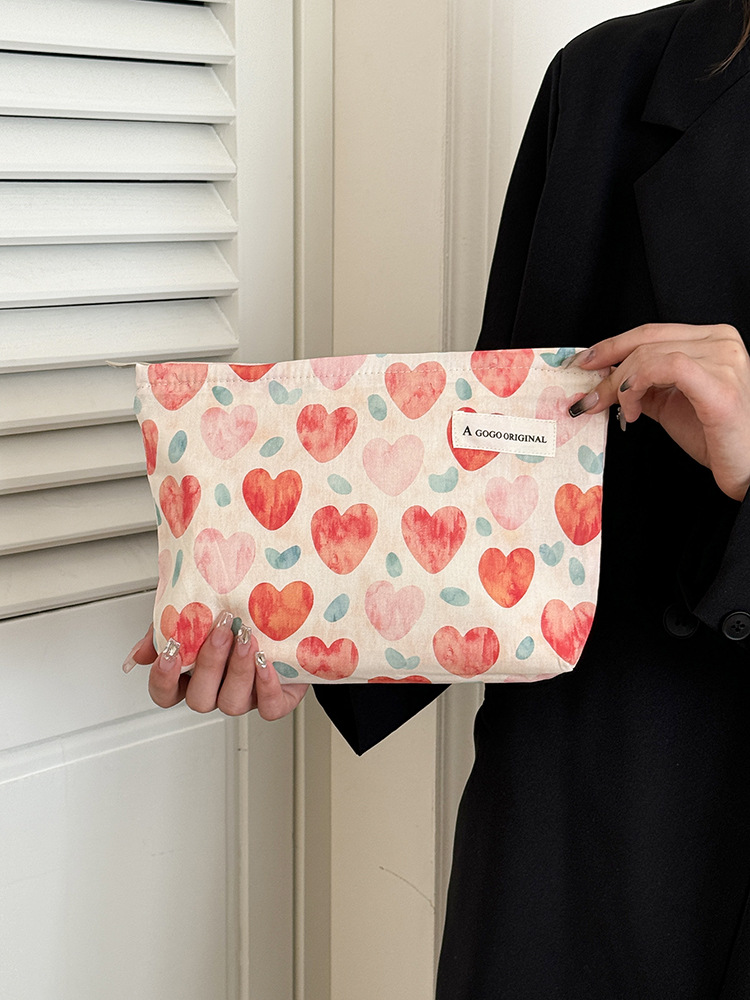 대조적인 핑크 피치 하트.