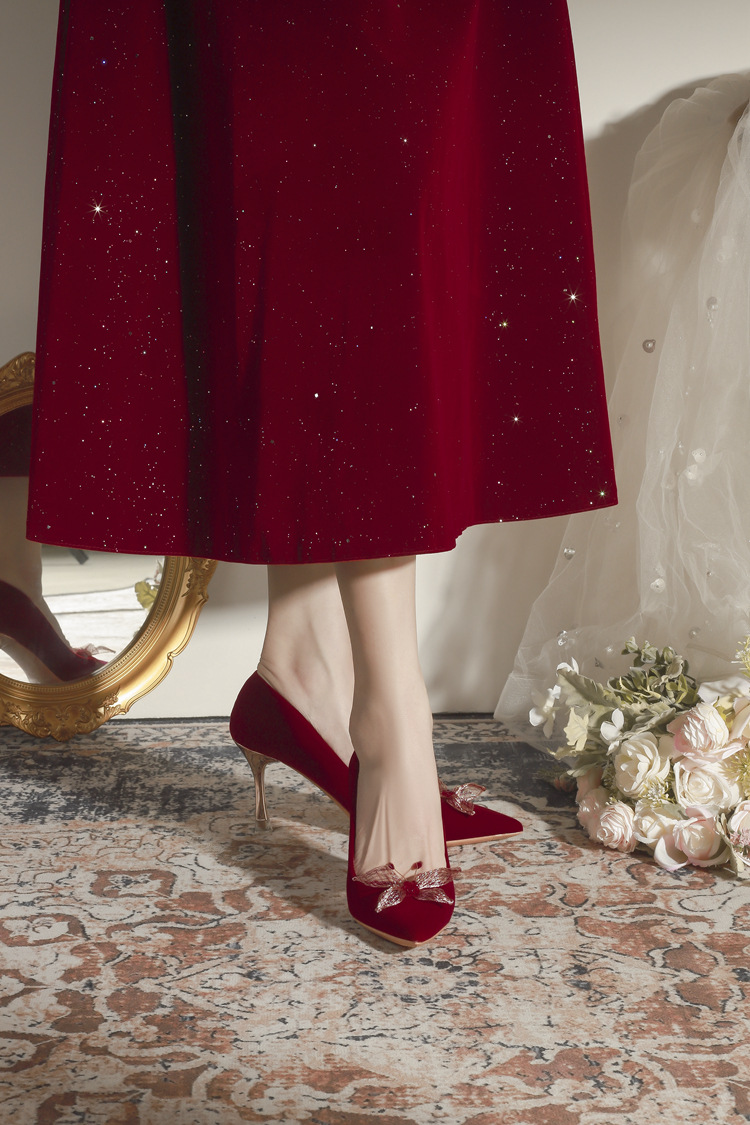 Hochzeitsschuhe Xiuhe Hochzeitskleid Zwei trägt Brautschuhe Frühling und Sommer Blume dünne Absätze rote spitze High Heels weiblich_voghion.com