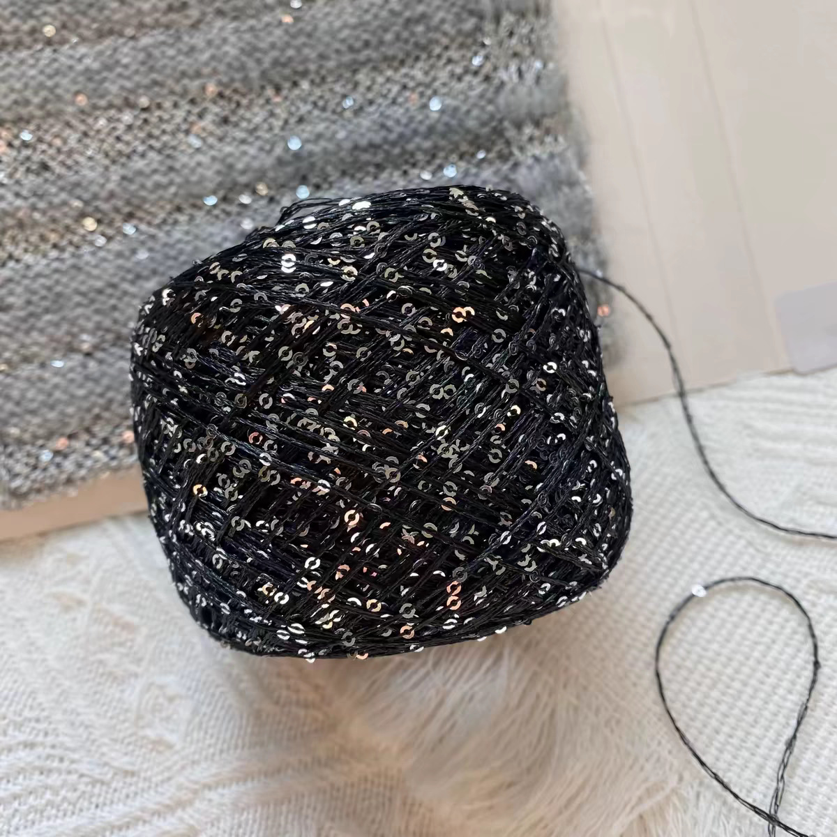 Sequin alambre de seda seda seda seda de color brillante cuentas de gancho suéter DIY tejido a mano 50g fábrica al por mayor