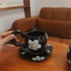 Чёрный фон, крупные лепестки, чашка и блюдце 16 см