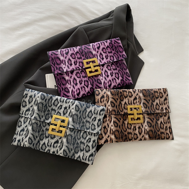 Bolsa de moda de estilo extranjero estampada simple sobre de moda 2024 nuevo color de contraste para la personalidad de la dama de la cena bolsa de mano