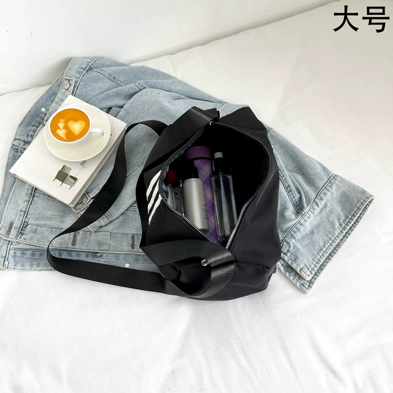 Fashionable capacious shoulder bag