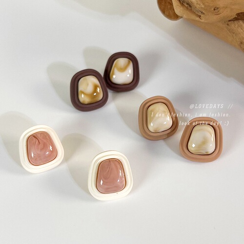 French retro temperament square coffee bean earrings  light luxury fashion autumn and winter milk tea color earrings for women