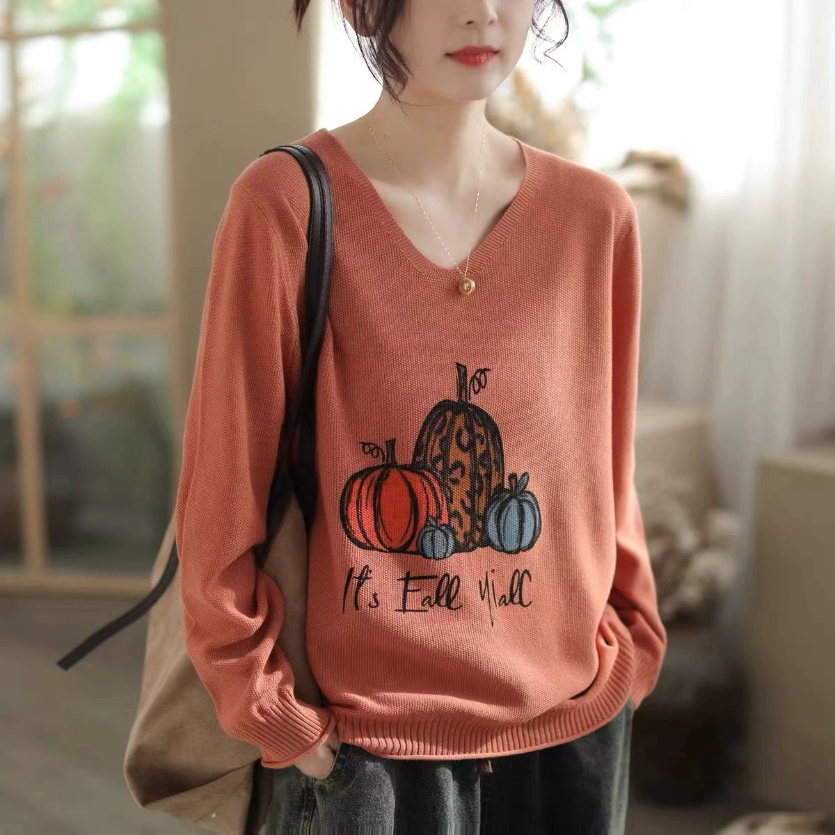 Knitted sweater for leisure, V-neckline