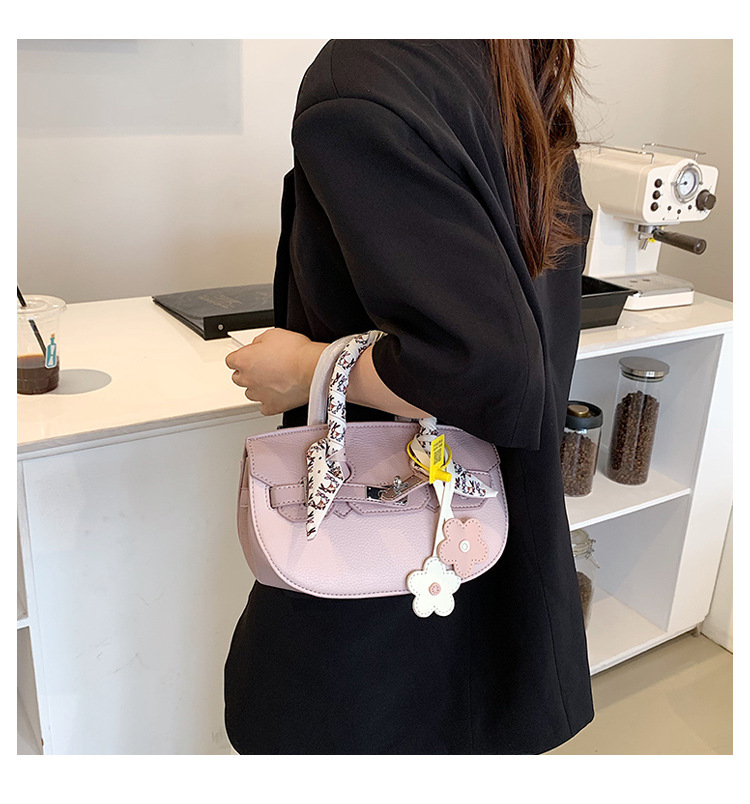 Women's Artificial Leather Solid Color Fashion Soft Surface Square Buckle Crossbody Bag display picture 4