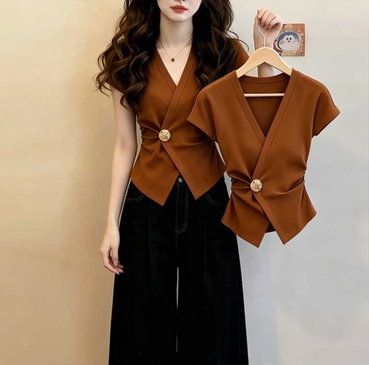 Áo thun nữ cổ V tay ngắn thắt lưng kim loại màu caramel — Màu caramel chi tiết 7