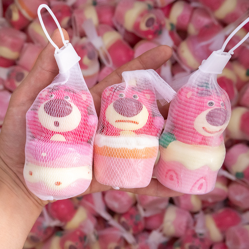 吉伊卡わぁchiiawaは子供のおもちゃをつまんでゆっくりと弾きます。|undefined