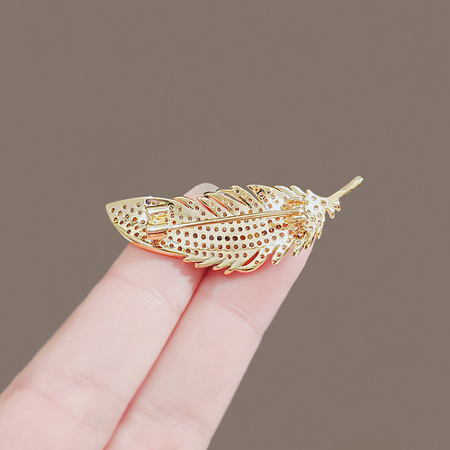High-end temperament full diamond feather brooch design niche suit corsage light luxury pin collar pin anti-exposure accessories