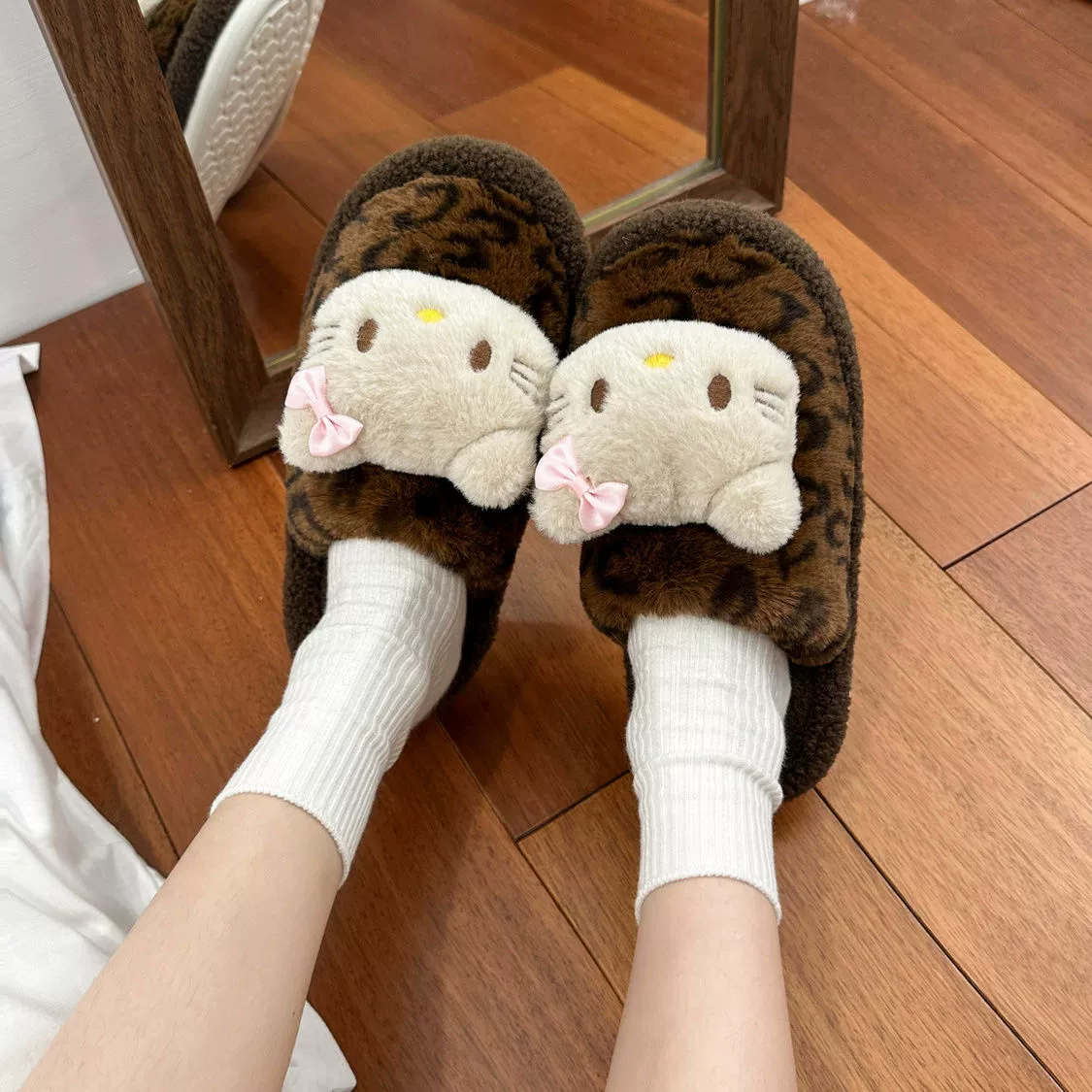 Симпатичная мультяшная кошка хлопчатобумажные тапочки женщина 2024 зима новый внешний вид, чтобы носить толстую подошва дома теплая и бархатная головка