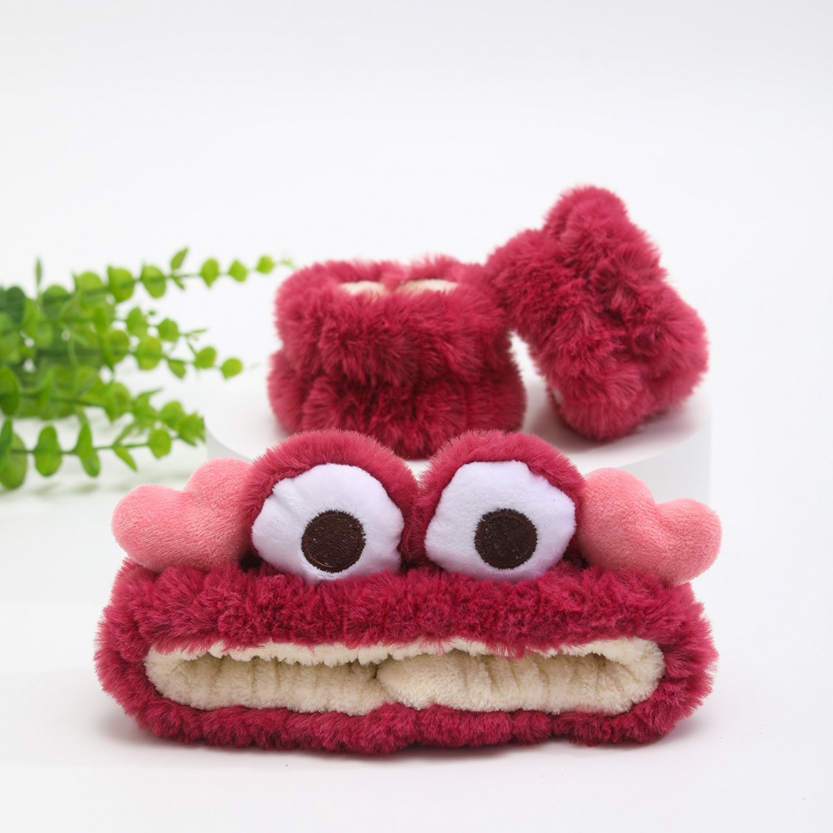 Diadema de felpa de dibujos animados de otoño e invierno, diadema de amor de ojos de rana verde, oso de fresa, accesorios para el cabello a juego, muñequera al por mayor