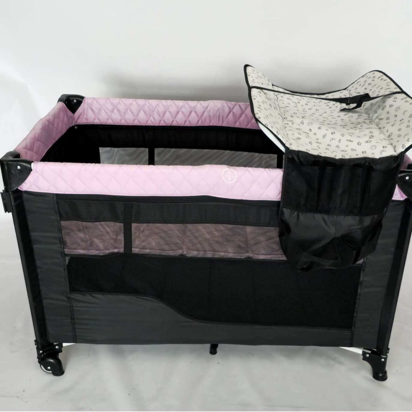 Cama de juegos para bebés con ruedas, mosquiteros de palacio con agujeros de juguete, mesa de pañales, estante de juguetes plegable