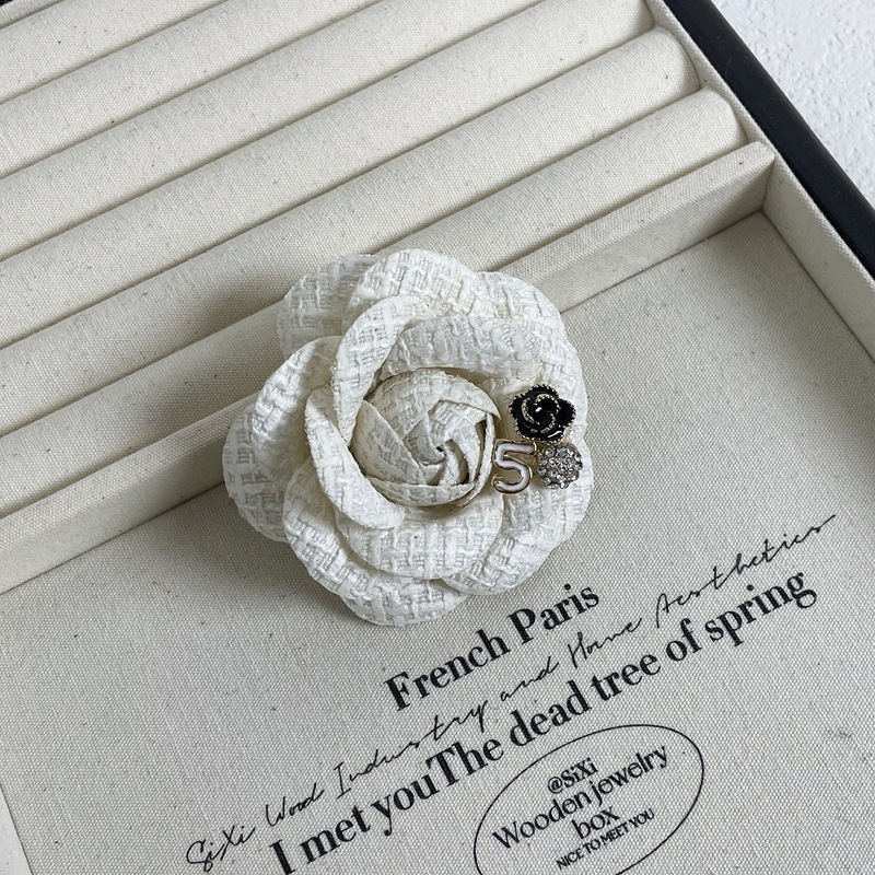 レトロな経典の小さい香の風の布芸のツバキの花のブローチの女性のシンプルな気質の胸の花のコートのピンの襟の花のアクセサリー|undefined