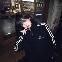 アメリカのレトロなスタンドカラーのストライプのスポーツウェアの女性の春と秋のベルベットは厚いです。