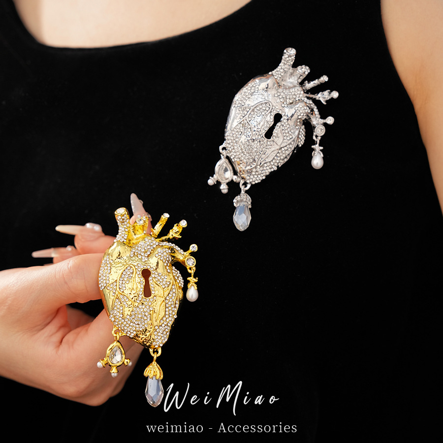 Corazón de diamante cerradura broche de perla nicho de alto nivel de sentido broche de personalidad transfronteriza europea y americana exagerada ropa al por mayor image 3