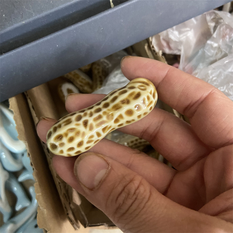 陶磁器の小動物の筆は筆の山の文房の4宝の書斎のデスクトップを置いて漫画の筆の山の筆を置いて小物を置きます。|undefined