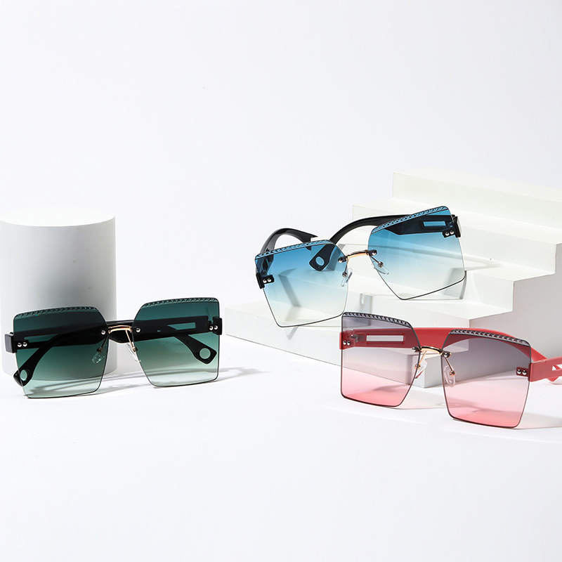 Gafas de sol a prueba de sol curvadas europeas y americanas gafas de sol a prueba de UV de corte liso de moda de las mujeres