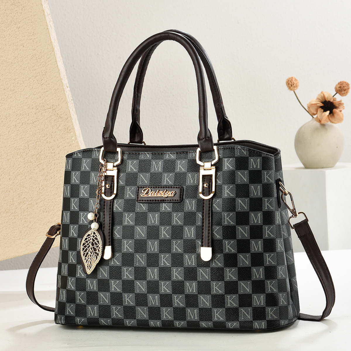 Bolso de mujer 2025 nuevo bolso de madre de moda de gran capacidad temperamento mensajero portátil bolso de hombro para mujer de mediana edad en nombre del cabello