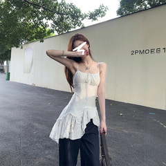 フレンチレースはノースリーブのキャミソールをつなぎ合わせます。女性の夏2025新型のデザイン感は腰を収めて痩せています。不規則な上着です。