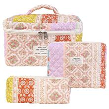 X 64679 Floral Quilted Makeup Bag �黨�W�p���ữ�y���羳