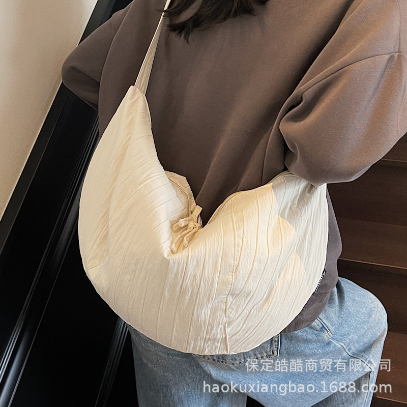 帆布包包女大容量2025新款百搭休闲单肩斜挎包女士布包褶皱饺子包