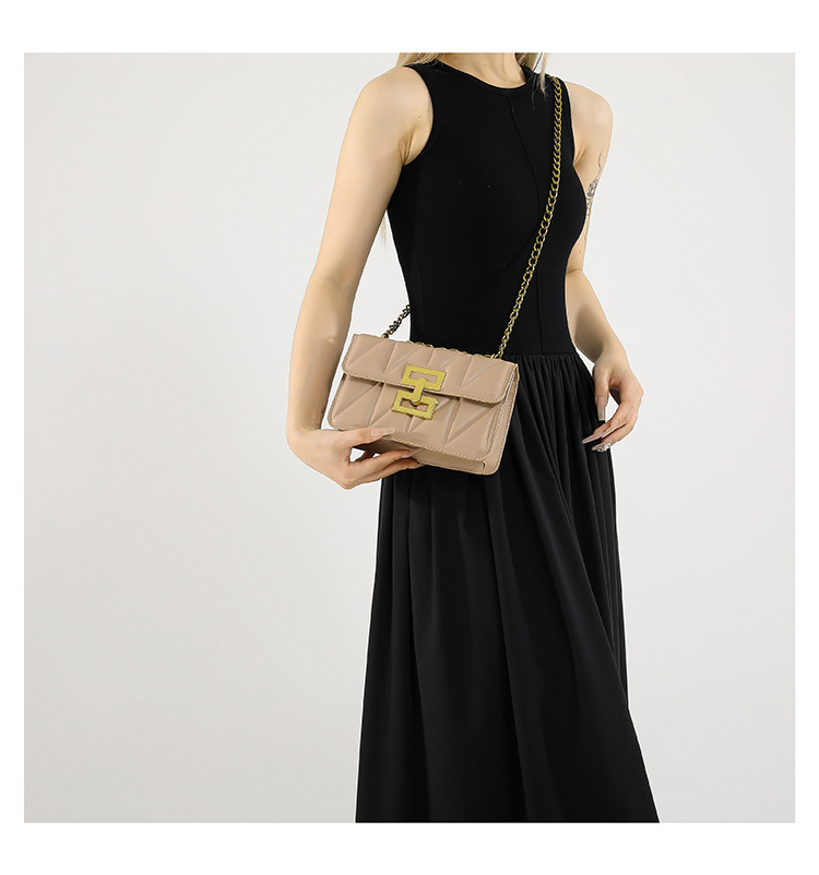 A stylish commuter diamond-patterned lock buckle small square bag, a versatile commuter single-shoulder bag, a new 2024 model, a women's crossbody bag undefined