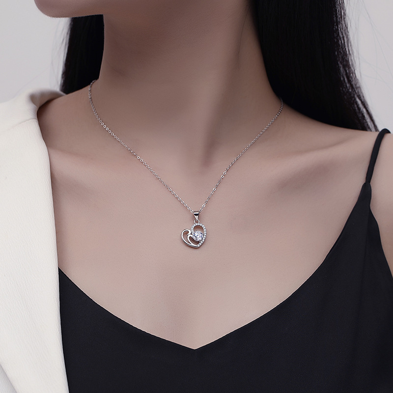 Amor collar femenino S925 plata estilo japonés y coreano corazón ondulación de lujo dulce cadena clavícula fábrica al por mayor