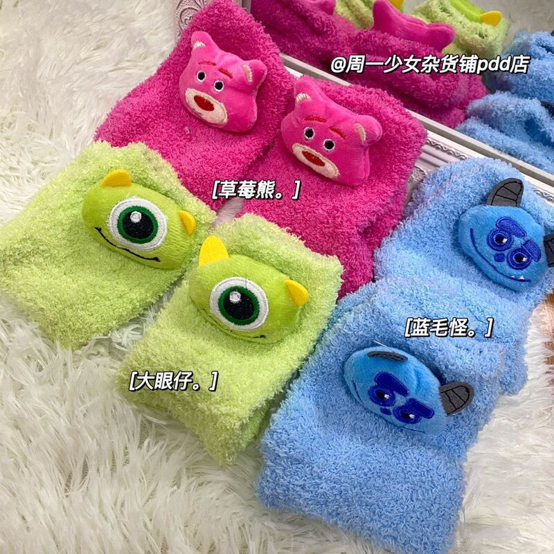 Winter cartoon strawberry bear big eyes coral velvet socks couple girlfriends gift TikTok same style Pooh Bear