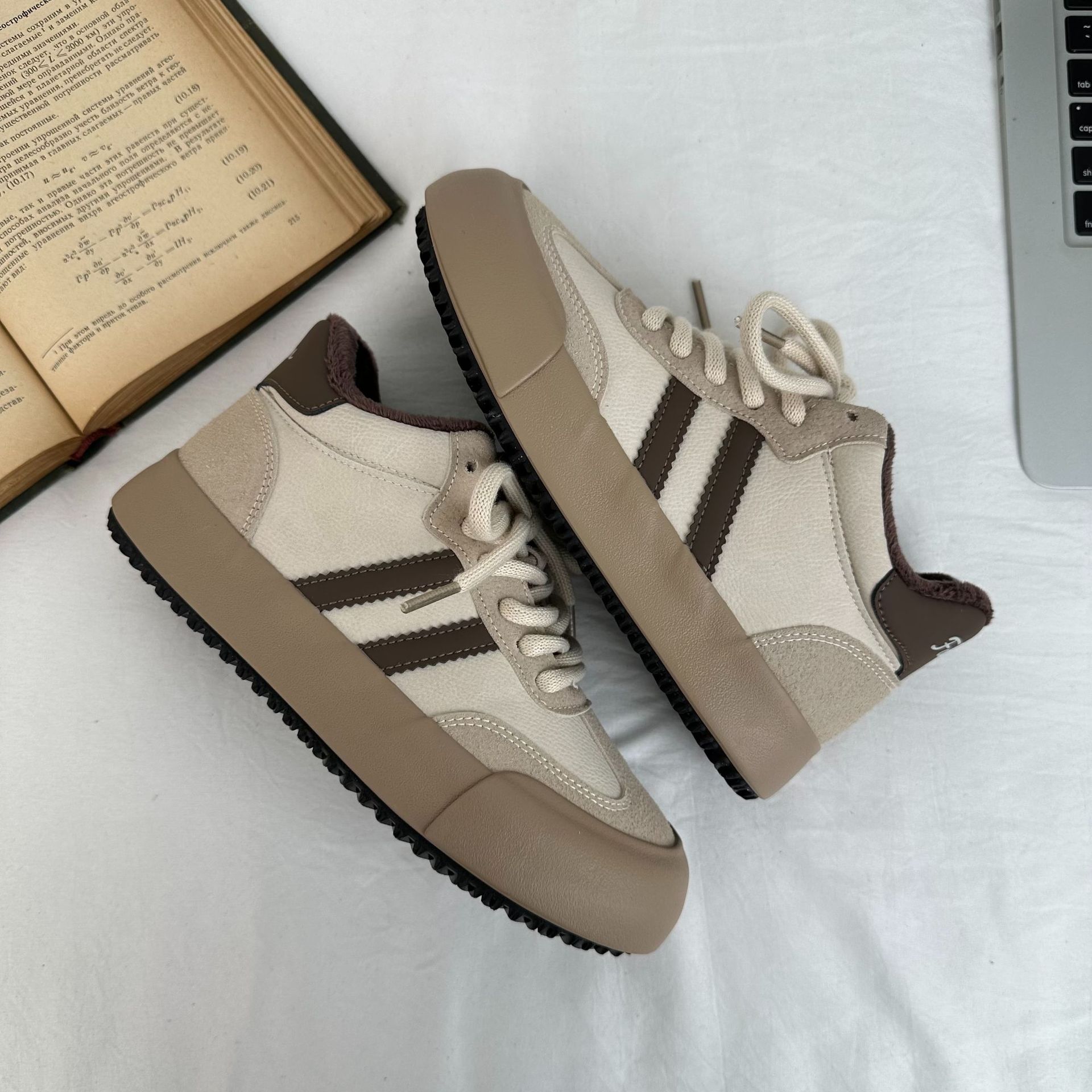 Zapatos de entrenamiento alemanes de todo fósforo de dos algodón de alta calidad, zapatos de tablero de nicho de punta redonda para mujer 2024 nuevo estilo caliente, nicho retro 6589 image 7
