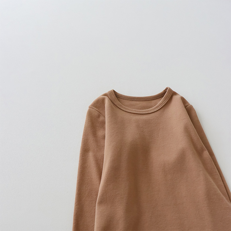 Camiseta de manga larga de algodón puro para niños 2026, camiseta básica para primavera y otoño, top cepillado de cuello redondo de color liso y corte holgado para niños y niñas.