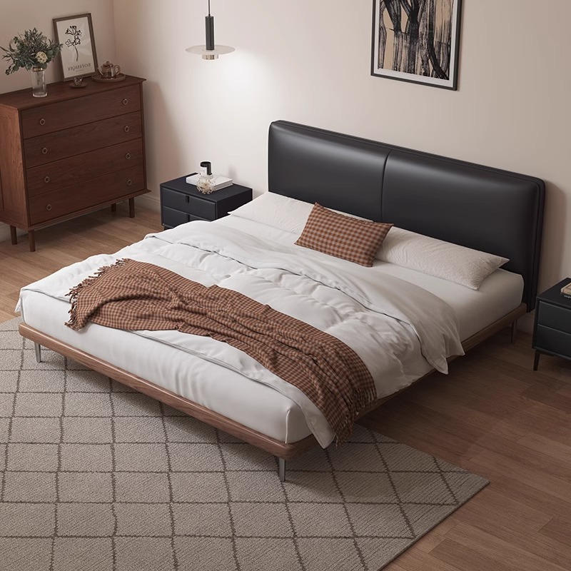 Cama de cuero minimalista italiana, estilo antiguo, dormitorio principal moderno, bloques de tofu, cama de paquete suave negra, atmósfera de alta gama.