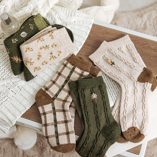 Wool socks women's mid-calf socks autumn and winter ins trendy Japanese internet celebrity green thickened warm long tube flower socks