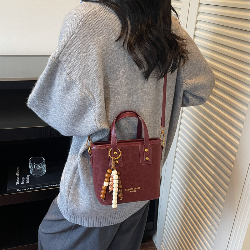 Bolsa de mano con patrón de leopardo transfronterizo, bolsa de cubo de viaje, mujer, otoño y invierno 2025, nueva moda, bolso de hombro de estilo extranjero.