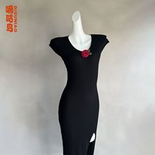 绝美啊 茶梅花朵针织连衣裙女小飞袖黑色修身显瘦开叉性感小黑裙