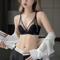 下着の女性の薄いタイプの大きい胸は小さくて、副乳を収めて垂れ下がることを防止します。