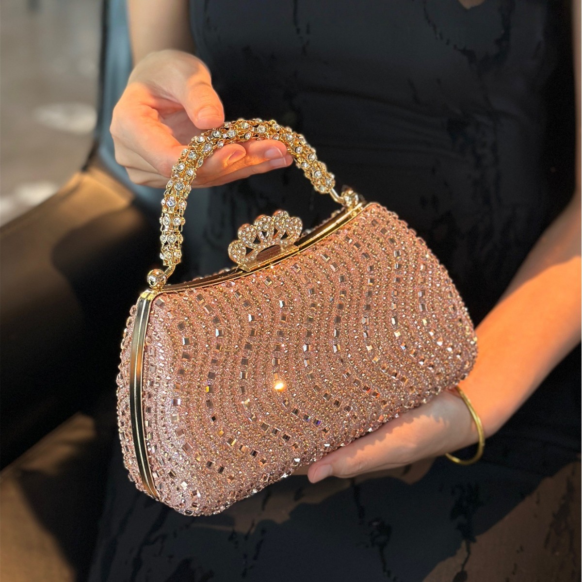 Populaire, glanzende, luxe handtas met strass-steentjes voor dames: een modieuze, elegante en luxe clutch/avondtas._voghion.com