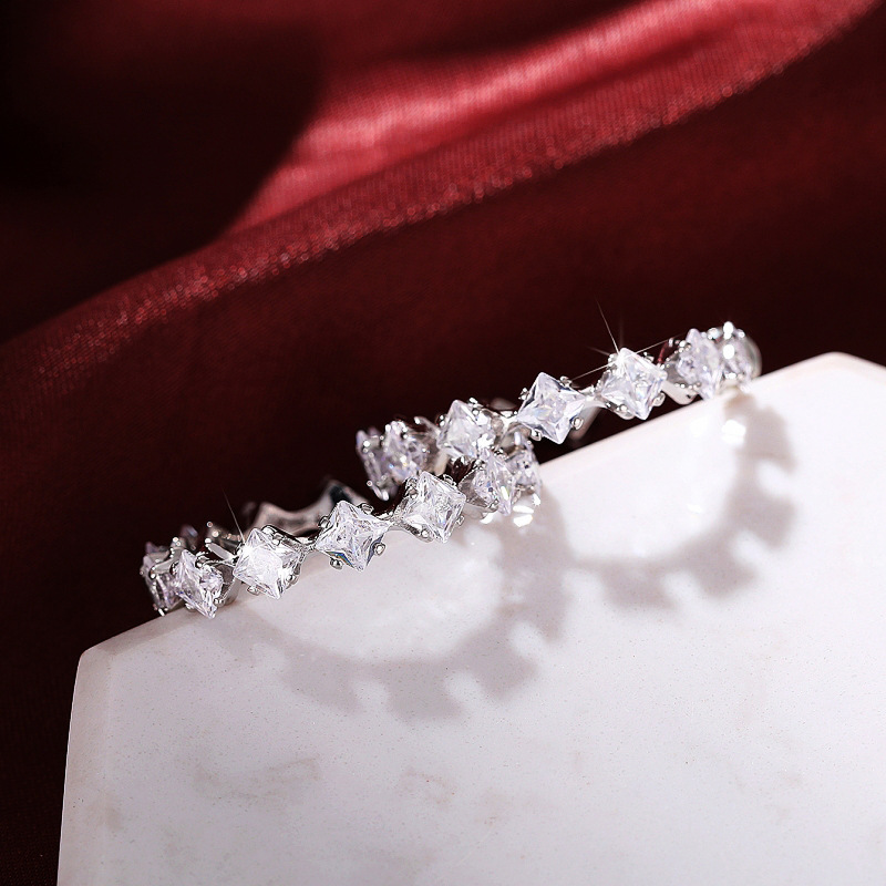 Orecchini a lobo in zircone e cristallo per donna e uomo eleganti_voghion.com