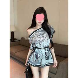 纯欲性感缎面短袖T恤女夏防晒披肩印花斜肩蝙蝠袖设计感露肩上衣