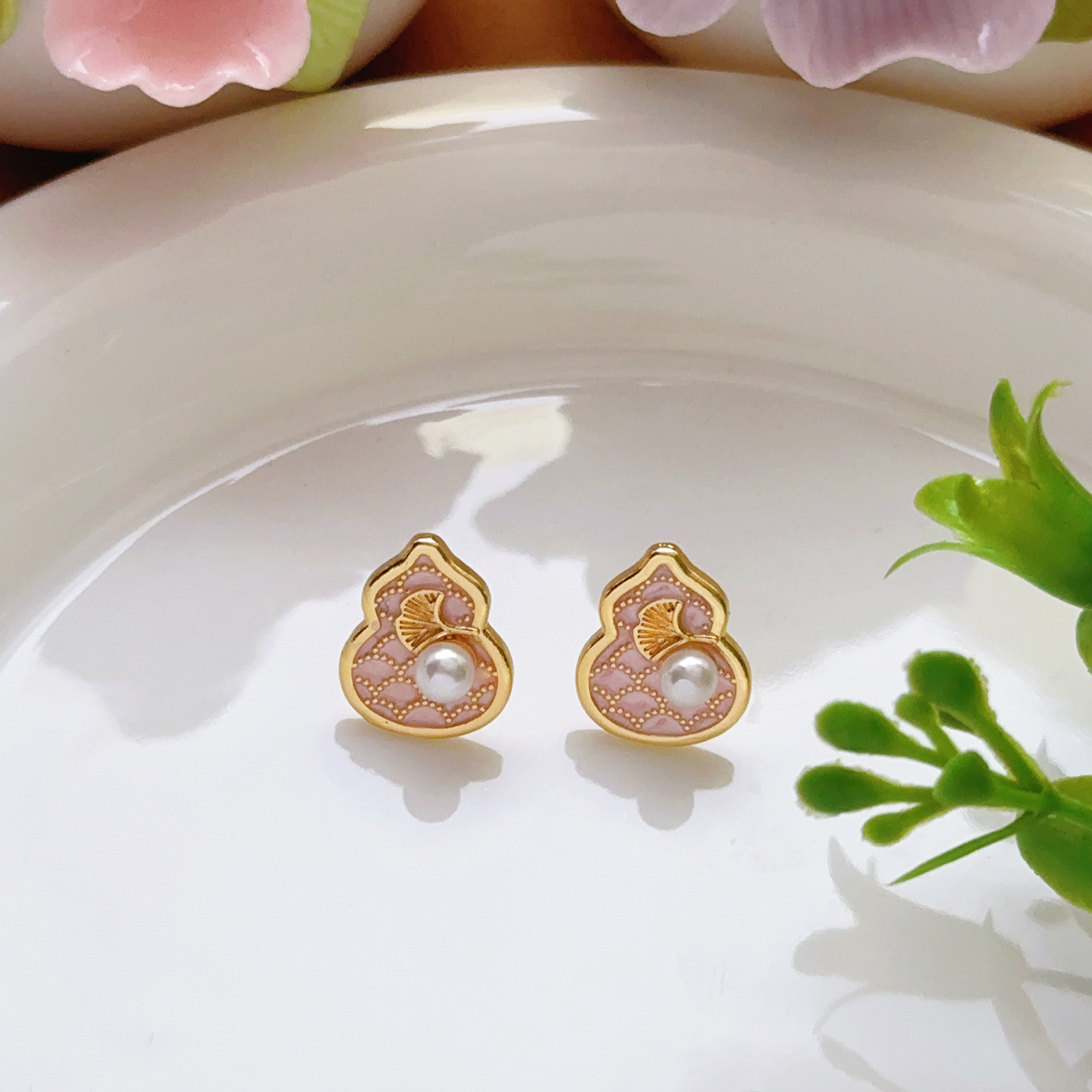Pendientes de perlas Zhuji, temperamento blanco francés, pendientes antiguos, desplazamientos diarios, lujo ligero, joyería de orejas de alta gama al por mayor