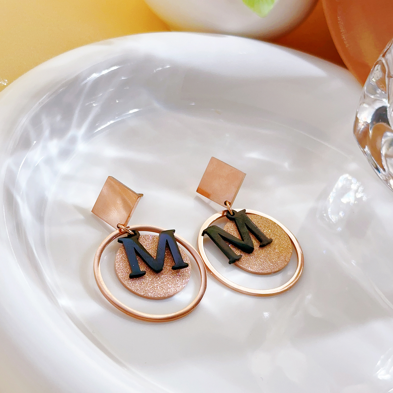 Simple esmerilado M letras de titanio pendientes de oro rosa para mujeres pendientes pendientes de lujo ligero no decoloración joyas