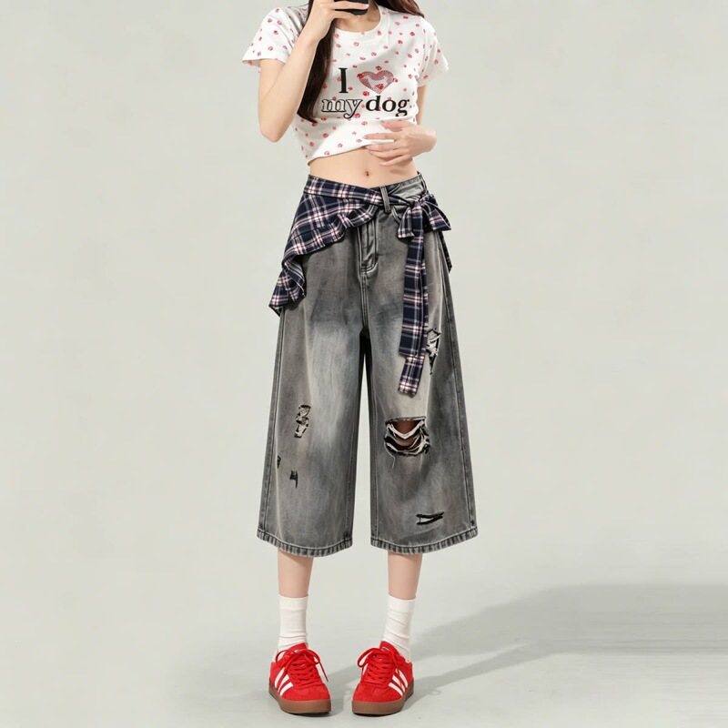 American-style design with plaid tie-back skirt, ruffled hem, hip-covering and slimming effect, paired with cropped jeans for a niche look American-style design with plaid tie-back skirt, ruffled hem, hip-covering and slimming effect, paired with cropped jeans for a niche look