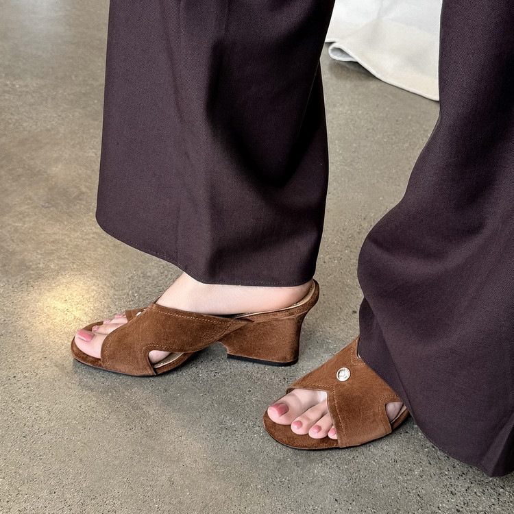 Sandal nữ da cừu hở mũi quai chéo gót xuồng 5 cm — màu nâu, Trang chủ, màu đen chi tiết 83