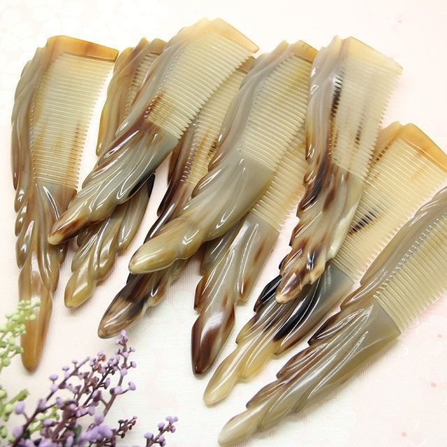 白ヤクの角の先の金の自然な花型の櫛の工芸は牛の角の花型を櫛にして新型の牛の角の櫛のメーカーの卸売りをします。|undefined