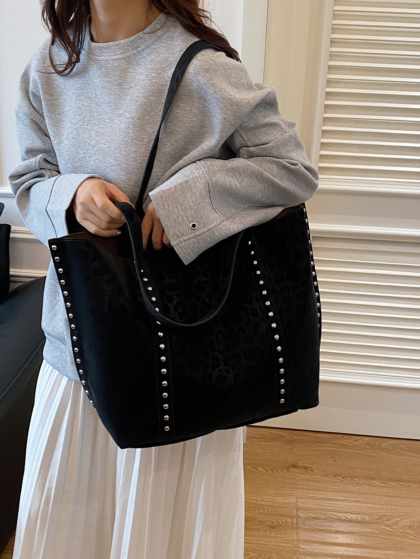 Cross-Border Large-Capacity Tote Bag, High-End Hot-Selling Studded Bag, Hand-Held Shoulder Bag, Commuter Bag, Retro Underarm Bag