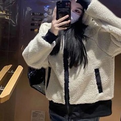 現物の婦人服の新型の子羊の毛の厚い保温のコートと帽子のテディベアの上着の女性の毛羽のコート
