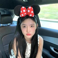 ミッキー漫画のカチューシャの女性のかわいいミッキーマウスの波点の蝶結びのカチューシャは遊園地の写真を撮ります。
