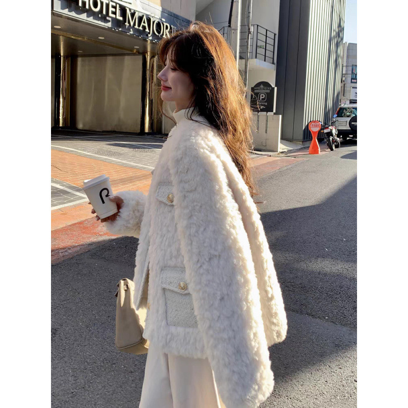 Chanel-Style Lamb Wool Coat for Women, Winter 2025, Short Thick Padded Cotton Jacket for Petite Figures Chanel-Style Lamb Wool Coat for Women, Winter 2025, Short Thick Padded Cotton Jacket for Petite Figures